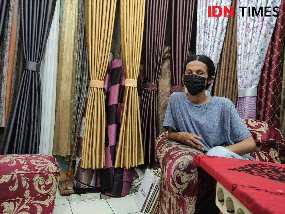 Kondisi pasar tekstil atau bahan Cipadu saat pandemik COVID-19 dan PPKM level 4 (IDN Times/Shemi)