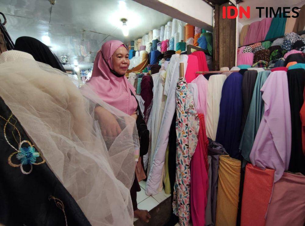 Kondisi pasar tekstil atau bahan Cipadu saat pandemik COVID-19 dan PPKM level 4 (IDN Times/Shemi)