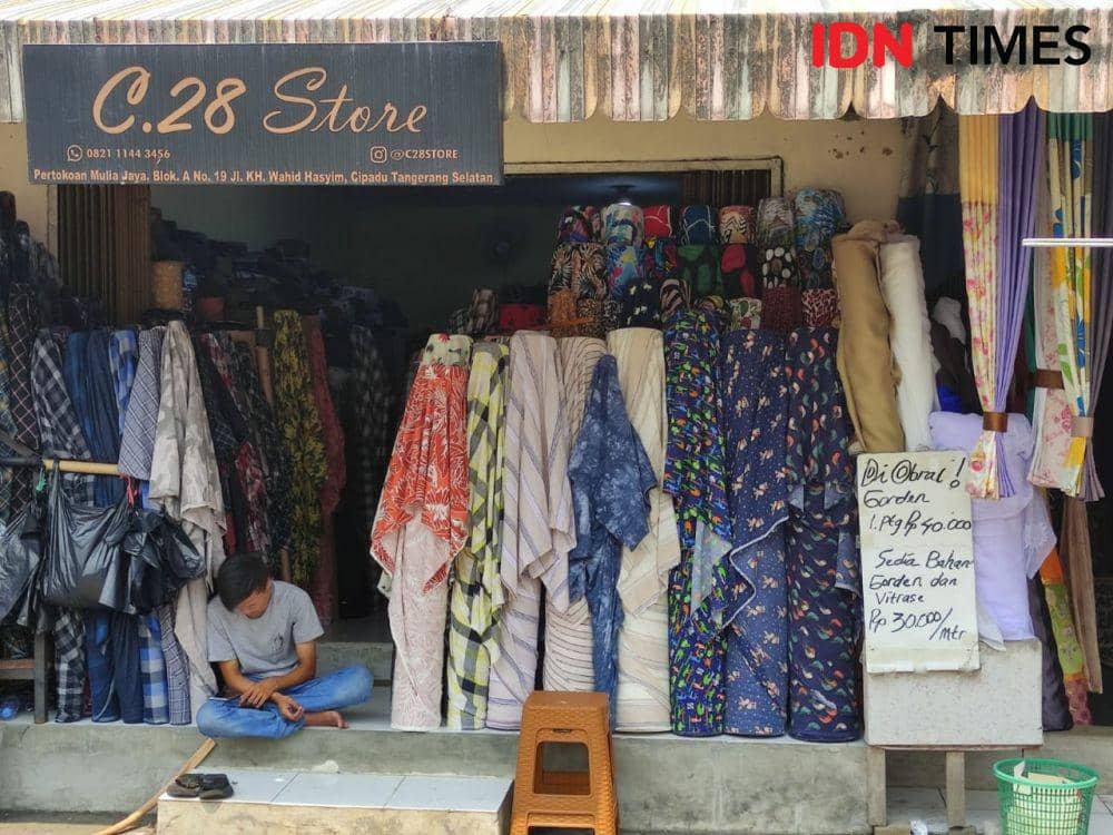 Kondisi pasar tekstil atau bahan Cipadu saat pandemik COVID-19 dan PPKM level 4 (IDN Times/Shemi)