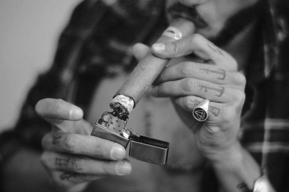 Ilustrasi lighter Zippo (Christian Naccarato/Pexels )