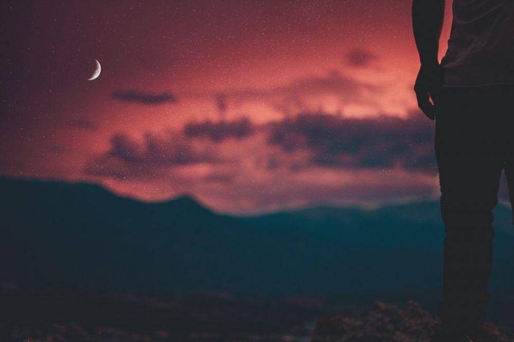 iluststrasi seseorang melihat bulan(pexels.com/Ryan Holloway)