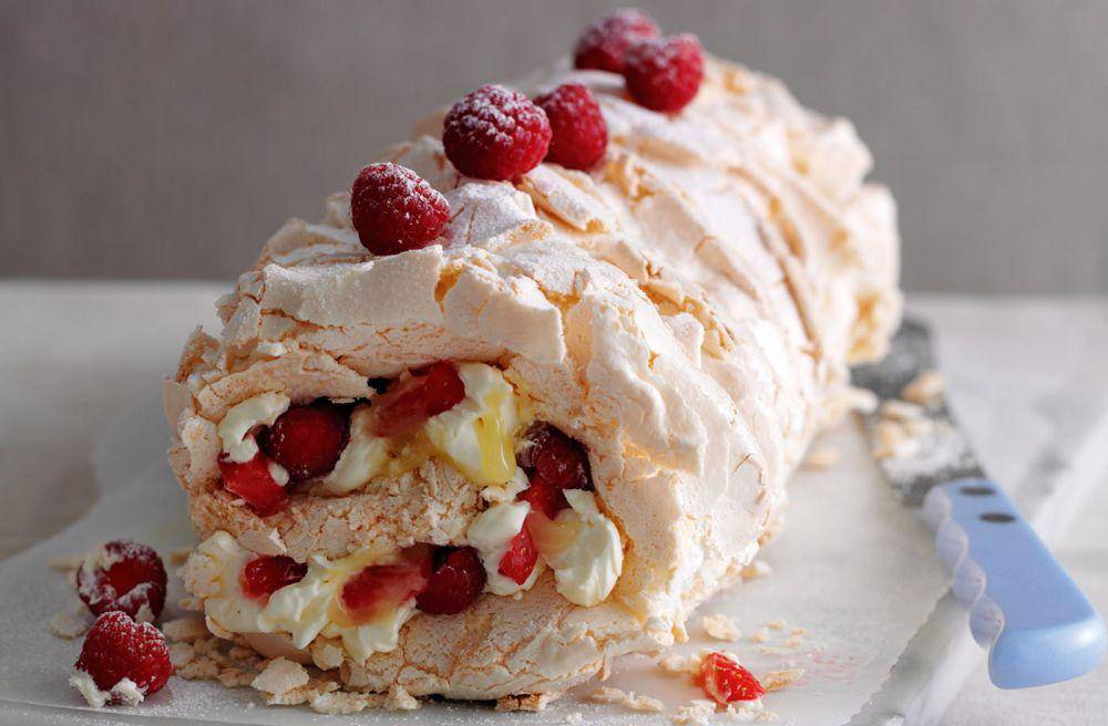 ilustrasi berry meringue roulade (realfood.tesco.com)