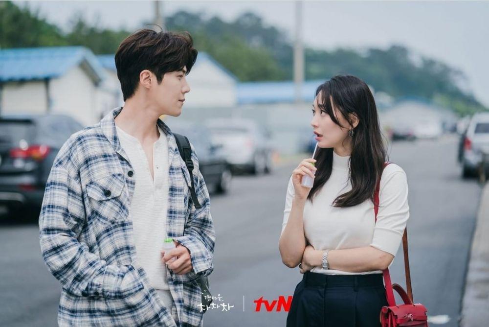 Kim Seon Ho dan Shin Min Ah di drama Hometown Cha-Cha-Cha (dok.tvN/Hometown Cha-Cha-Cha)