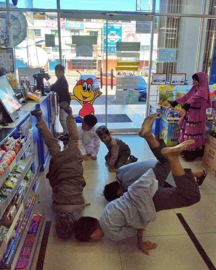 aksi nyeleneh bocil (instagram.com/memecomicindonesia)