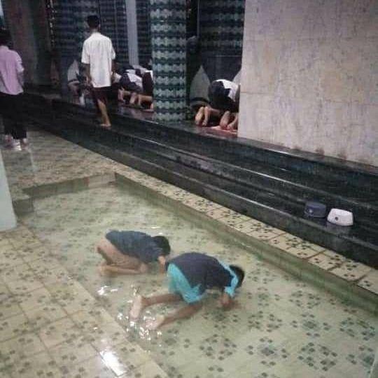 aksi nyeleneh bocil (instagram.com/memecomicindonesia)