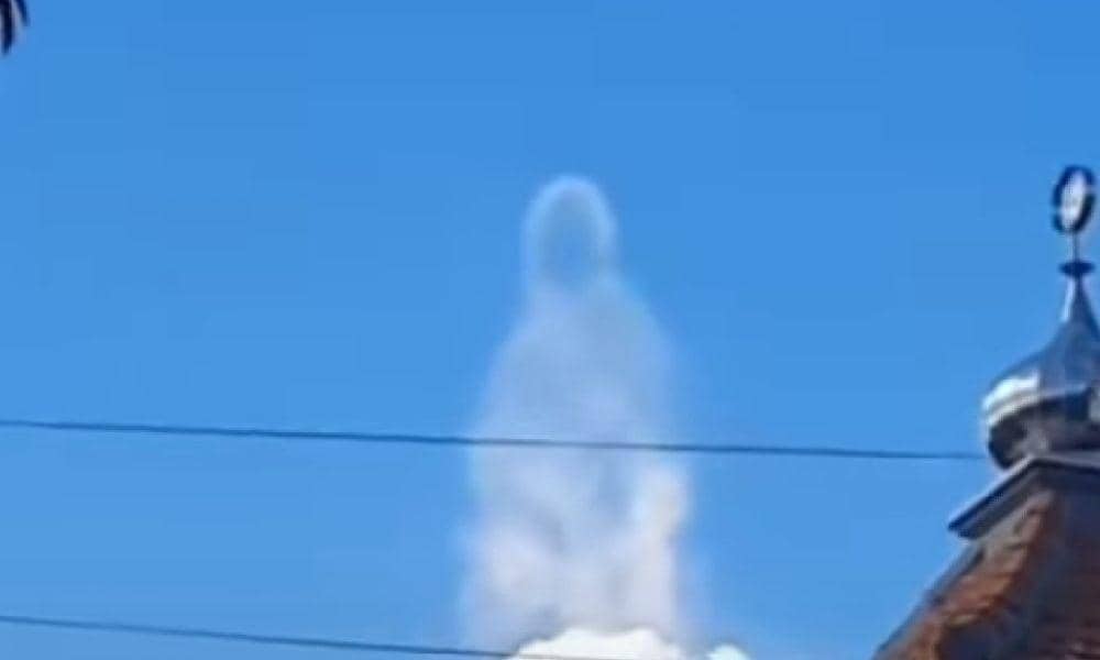 BMKG Jelaskan Awan Berbentuk Sosok di Surabaya