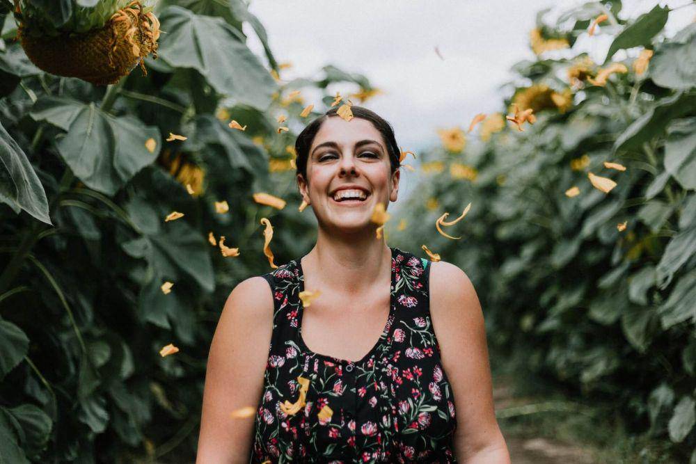 ilustrasi wanita tersenyum (unsplash.com/Priscilla Du Preez)