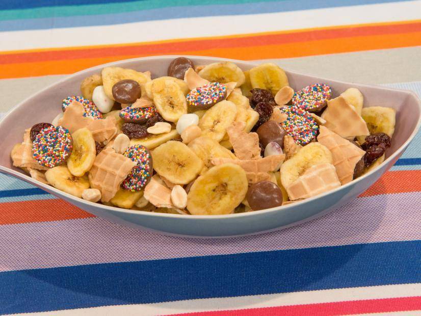 ilustrasi banana split trail mix (foodnetwork.com)