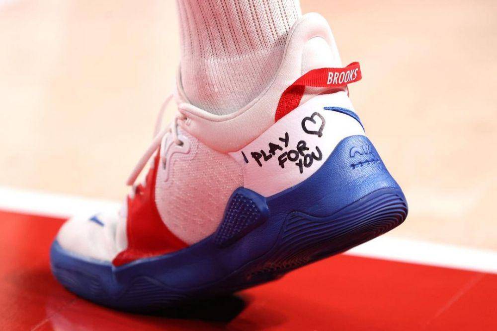 Sepatu salah satu atlet Olimpiade Tokyo 2020, bertuliskan: "I Play For You". Instagram.com/@olympics