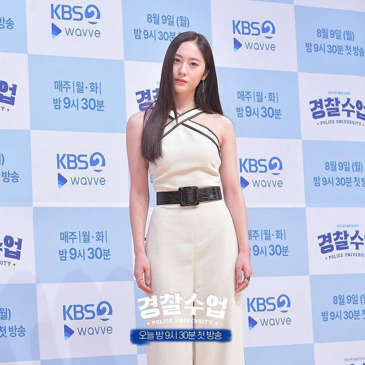 Krystal saat konferensi pers drama Police University (instagram.com/kbsdrama)
