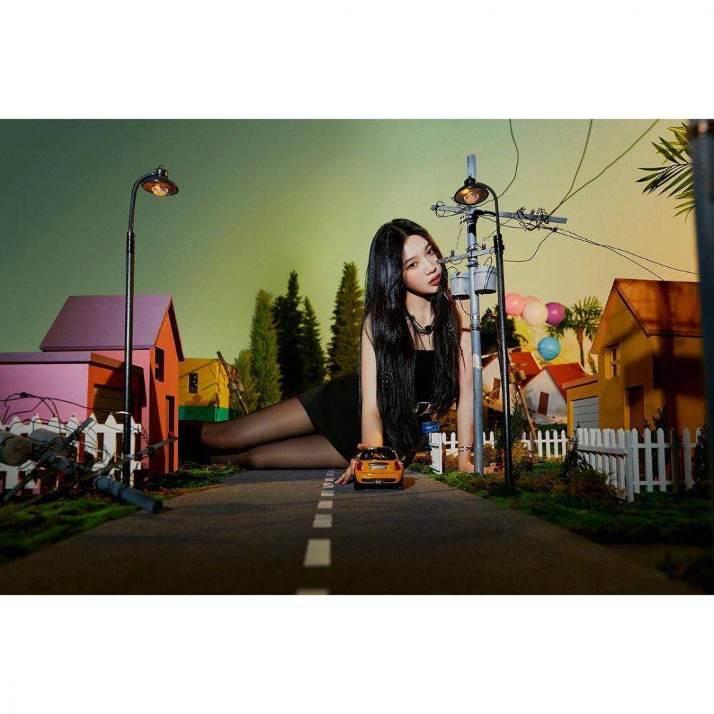 potret Joy Red Velvet dalam teaser "Queendom" (instagram.com/redvelvet.smtown)