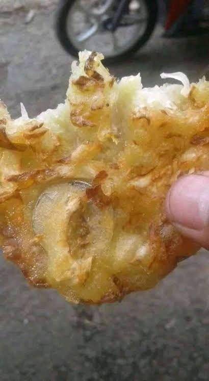momen kocak beli gorengan (twitter.com/txtdrkuliner)