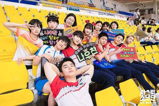 Para pemain Racket Boys ketika berada di tribun penonton. (instagram.com/sbsdrama.official)