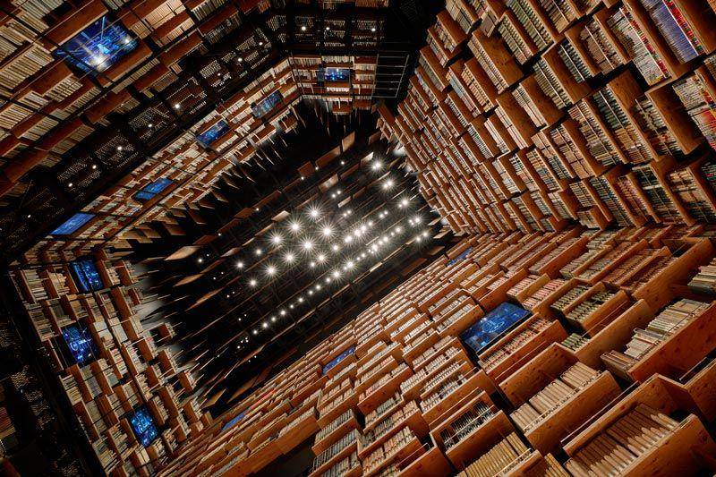 susunan buku-buku di museum Kadokawa (parametric-architecture.com)
