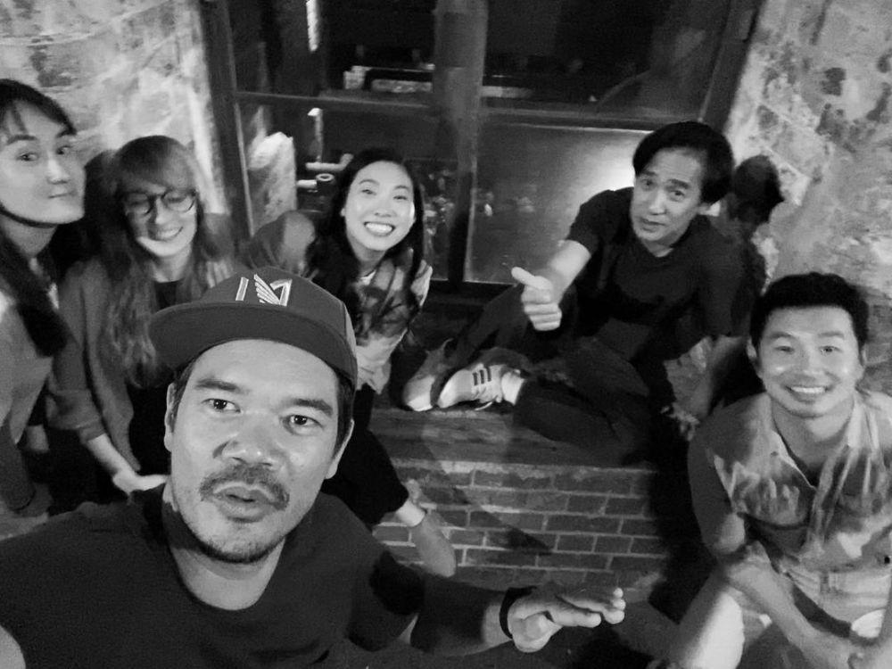 10 Potret Kedekatan Pemain Shang-Chi di Balik Layar, Akrab Banget!