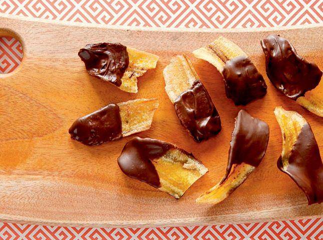 ilustrasi chocolate banana chips (yummy.ph/Miguel Nacianceno)