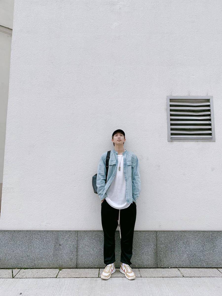 potret RM BTS terlihat penuh percaya diri (twitter.com/BTS_twt)