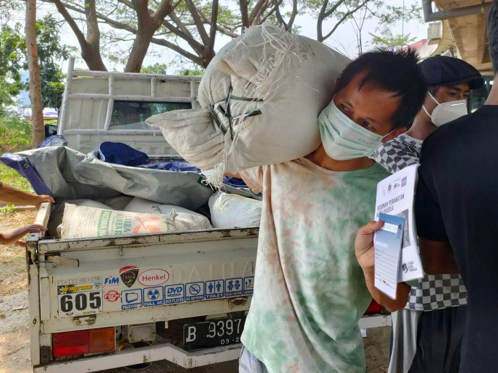 Kegiatan aksi sosial “Emergency Relief to Feed Carriage Horses in Jakarta during Covid-19 Pandemic” oleh Jakarta Animal Aid Network (JAAN) (Dok. JAAN)