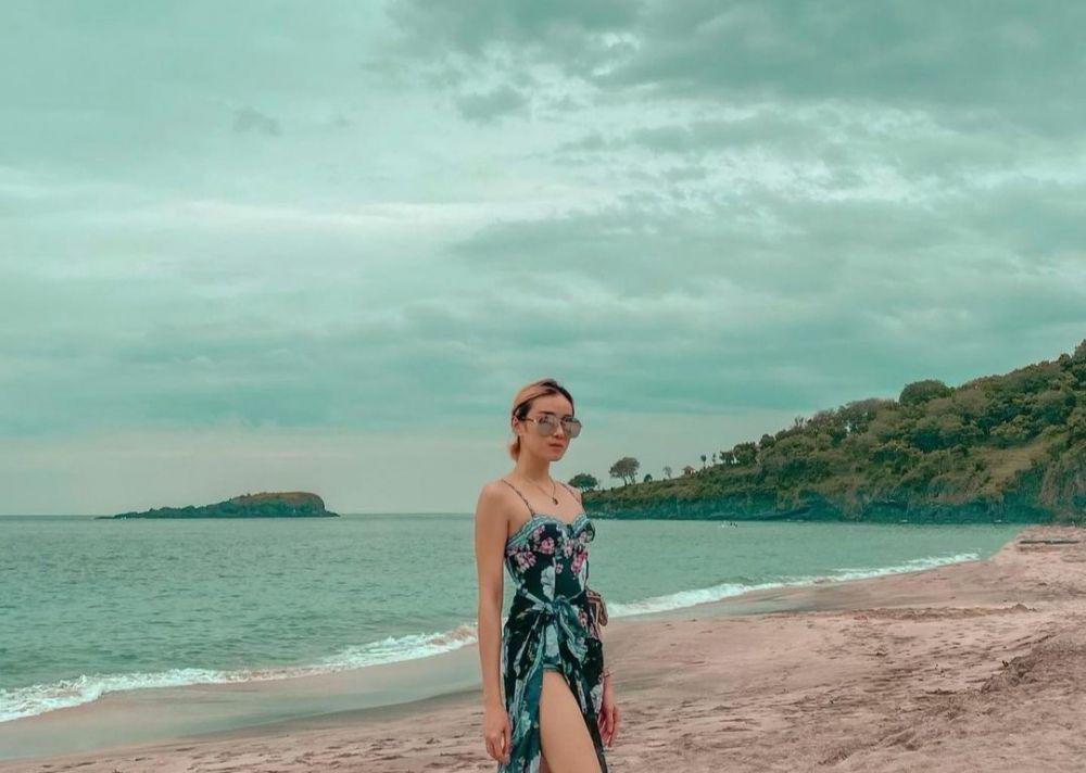 10 Potret Gaya Liburan Dara The Virgin yang Manisnya Kebangetan