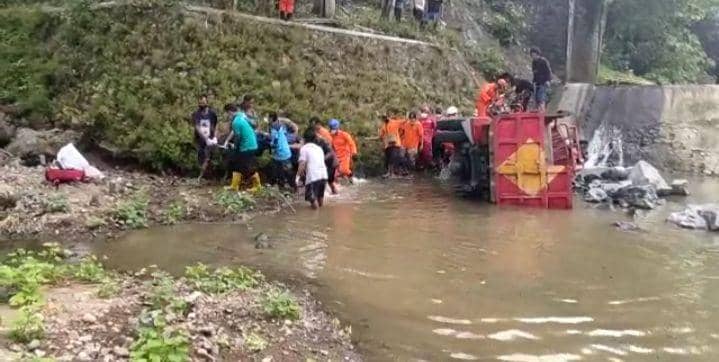 Proses evakuasi sopir truk dam yang terjepit dalam kabin.(doc.Basarnas Yogyakarta)