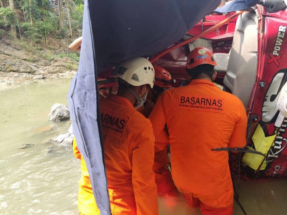 Proses evakuasi sopir truk dam yang terjepit dalam kabin.(doc.Basarnas Yogyakarta)