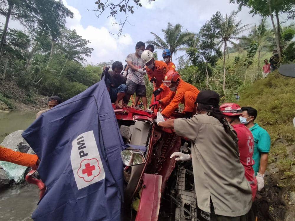 Truk Oleng Tabrak Motor dan Terjun ke Sungai, Dua Meninggal‎