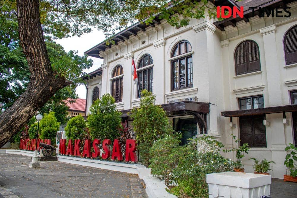 Pemandangan Museum Kota Makassar, salah satu tempat bersejarah di Makassar, dari luar halaman gedung. (IDN Times/Achmad Hidayat Alsair)