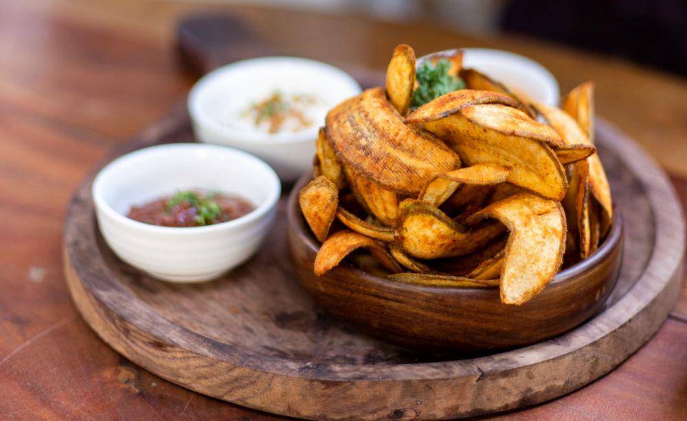 ilustrasi olahan banana chips (unsplash.com/ Jay Gajjar)