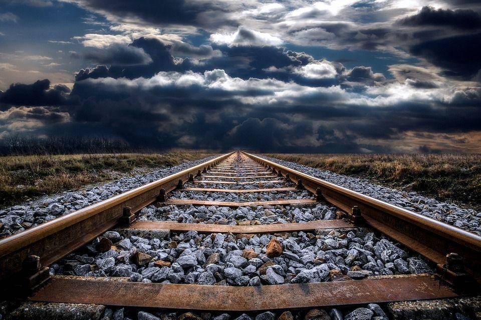 ilustrasi rel kereta (pixabay.com/thedigitalartist)