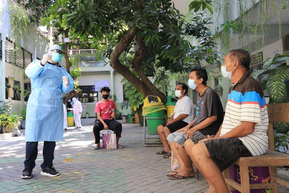 Beri Dukungan, Wali Kota Surabaya Sambangi Warga yang Sedang Isoman