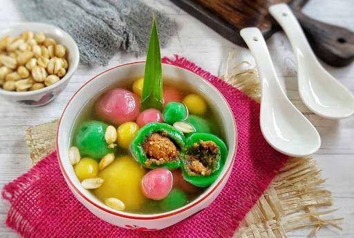 Tampilan wedang ronde dengan isian kacang (blog.sayurbox.com)