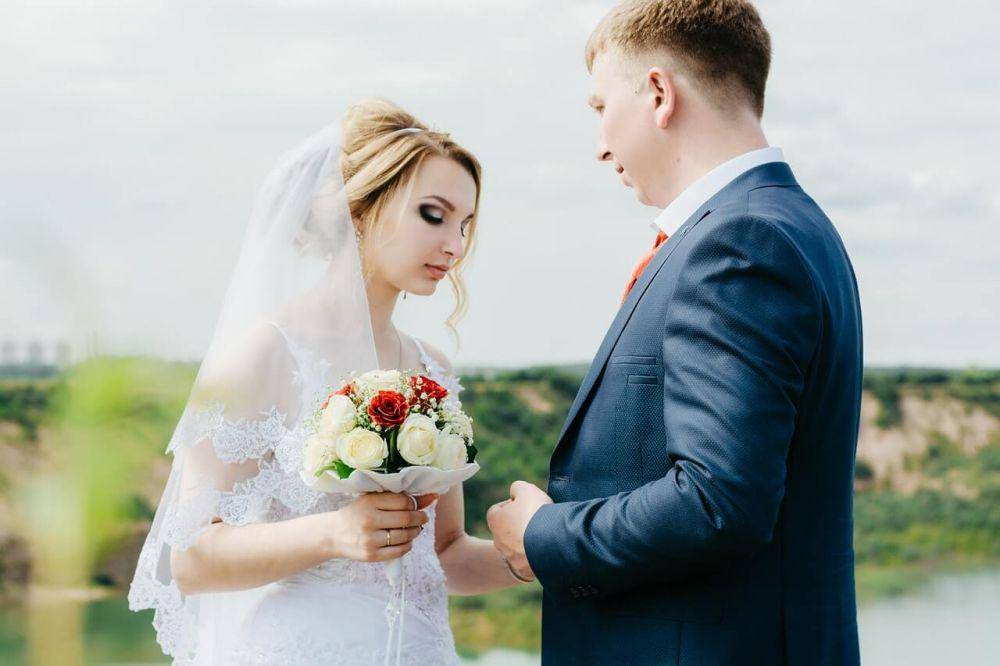 ilustrasi pasangan pengantin (pexels.com/Irina Iriser)