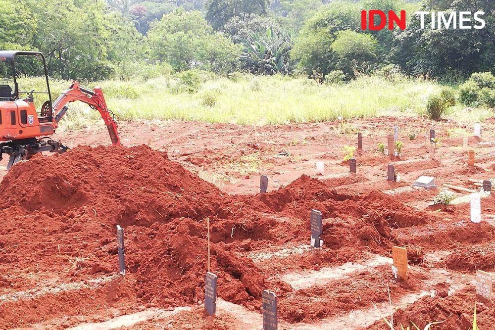 Pemakaman khusus COVID-19 di TPU Karabha, Tapos, Depok. Pemakaman seluas 1,8 hektare ini, Sabtu (7/8/2021) nyaris penuh. (IDN Times/Umi Kalsum)