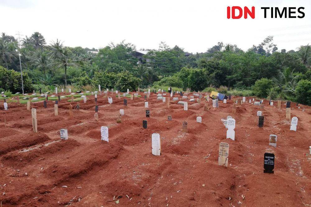 Pemakaman khusus COVID-19 di TPU Karabha, Tapos, Depok. Pemakaman seluas 1,8 hektare ini, Sabtu (7/8/2021) nyaris penuh. (IDN Times/Umi Kalsum)