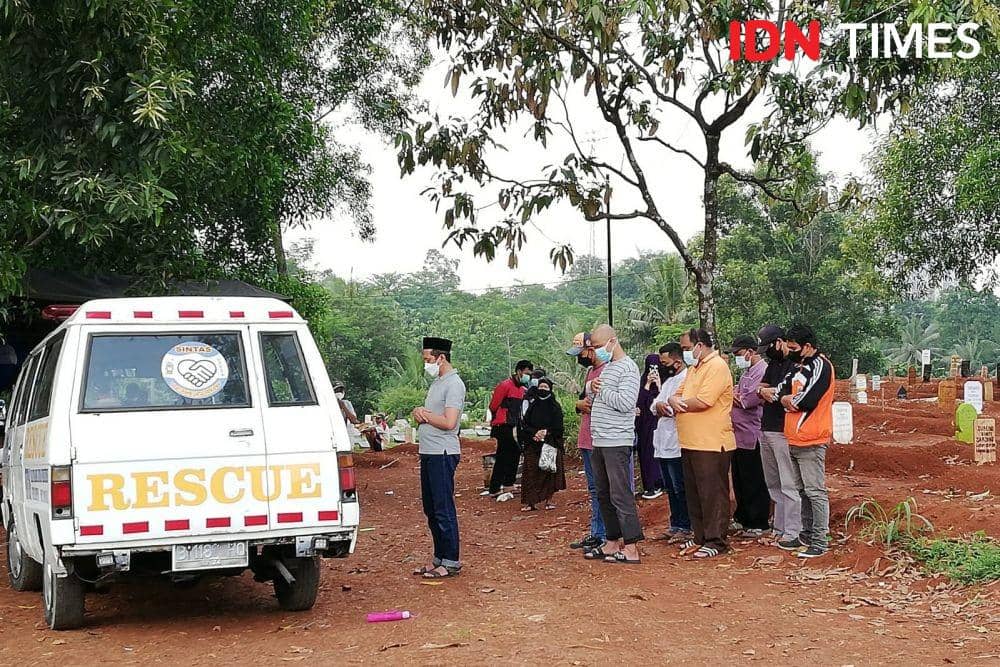 Salat Jenazah Dilaksanakan di TPU Karabha, Tepos, Depok untuk Jenazah Pasien COVID-19. (IDN Times/Umi Kalsum)