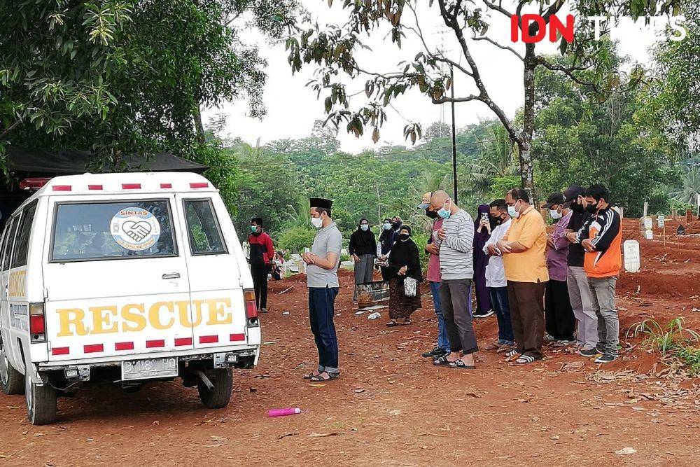 Salat Jenazah Dilaksanakan di TPU Karabha, Tepos, Depok untuk Jenazah Pasien COVID-19. (IDN Times/Umi Kalsum)