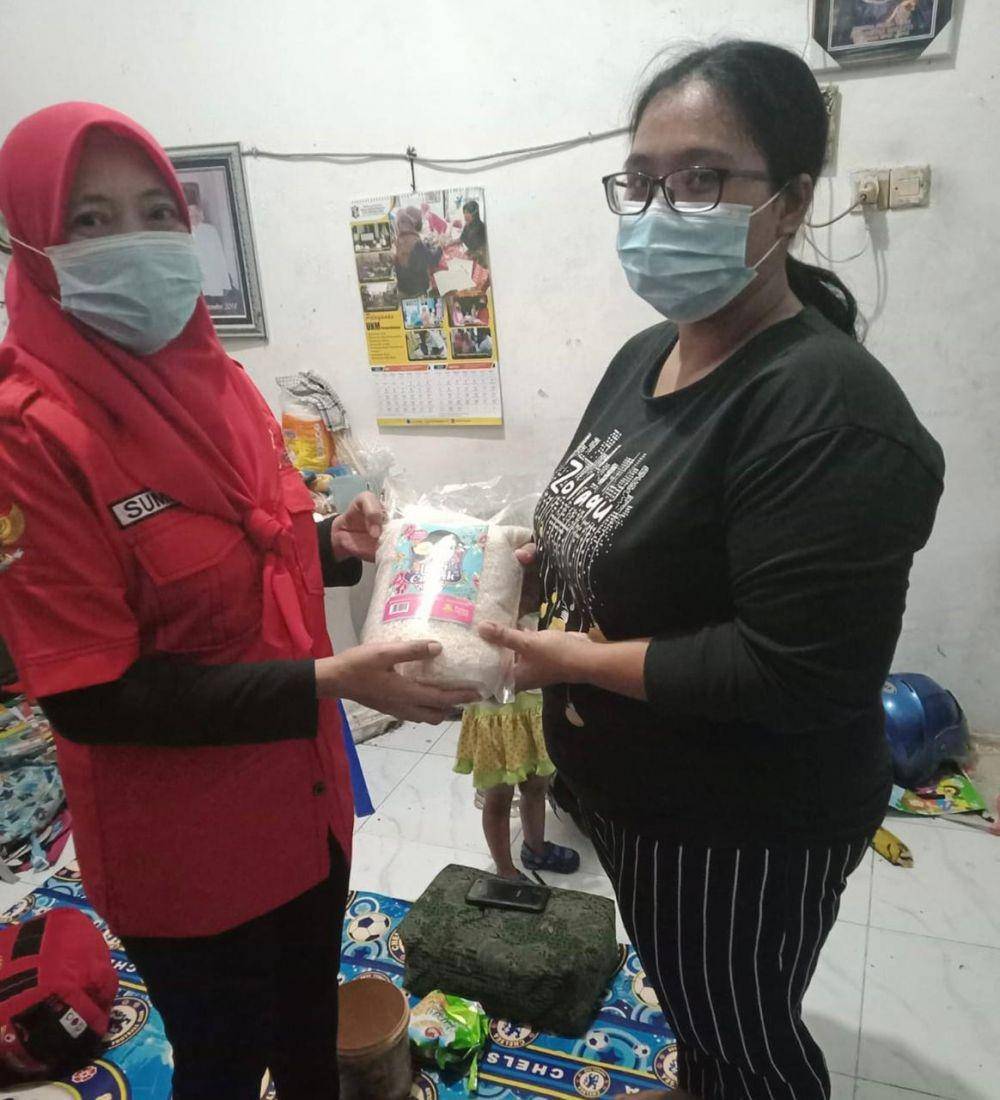 Kader PDIP membagikan nasi kotak untuk keluarga yang terdampak pandemik COVID-19. Dok. Istimewa.