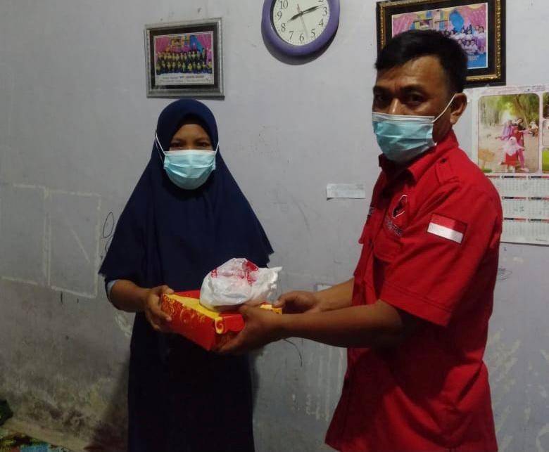 Kader PDIP membagikan nasi kotak untuk keluarga yang terdampak pandemik COVID-19. Dok. Istimewa.