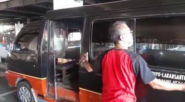 Sopir angkot, Tuwono (39) mengaku sejak awal pandemik COVID-19, penumpang angkot sudah menyusut tajam. IDN Times/ Fajar