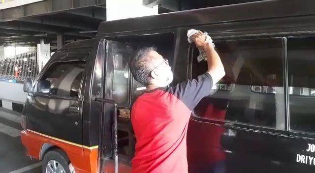 Sopir angkot, Tuwono (39) mengaku sejak awal pandemik COVID-19, penumpang angkot sudah menyusut tajam. IDN Times/ Fajar