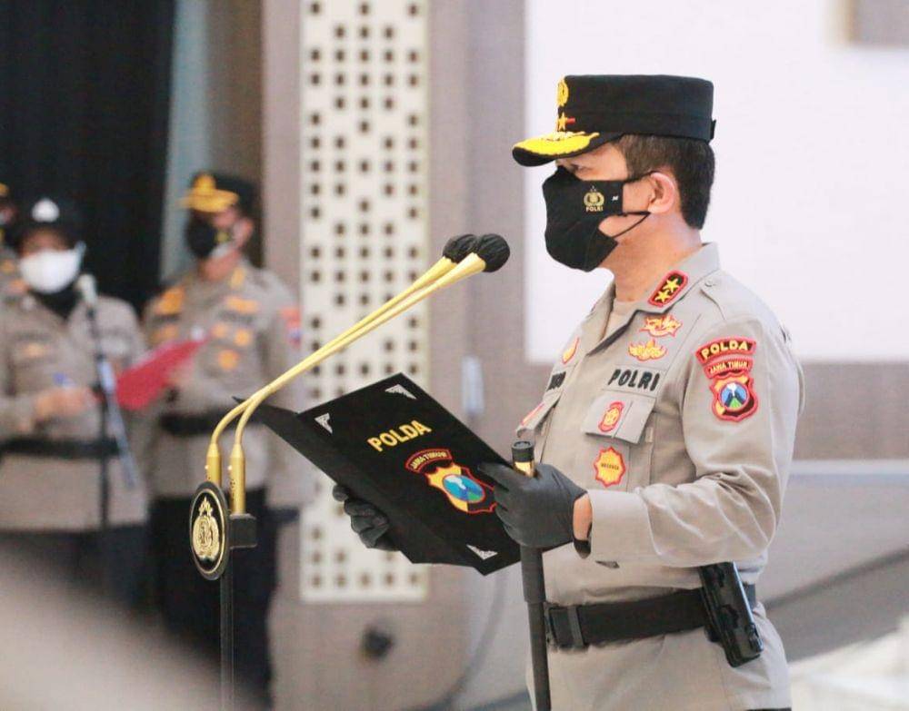 Kapolda Jatim, Irjen Pol Nico Afinta saat melakukan sertijab pejabat utama dan jajaran kapolres di Gedung Mahameru Mapolda Jatim, Senin (9/8/2021). Dok. Humas Polda Jatim.