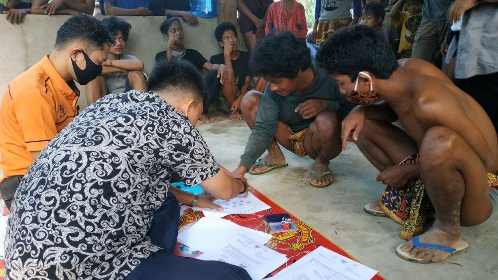Orang Rimba Menerima Bantuan Sosial Tunai. (dok. Warsi)
