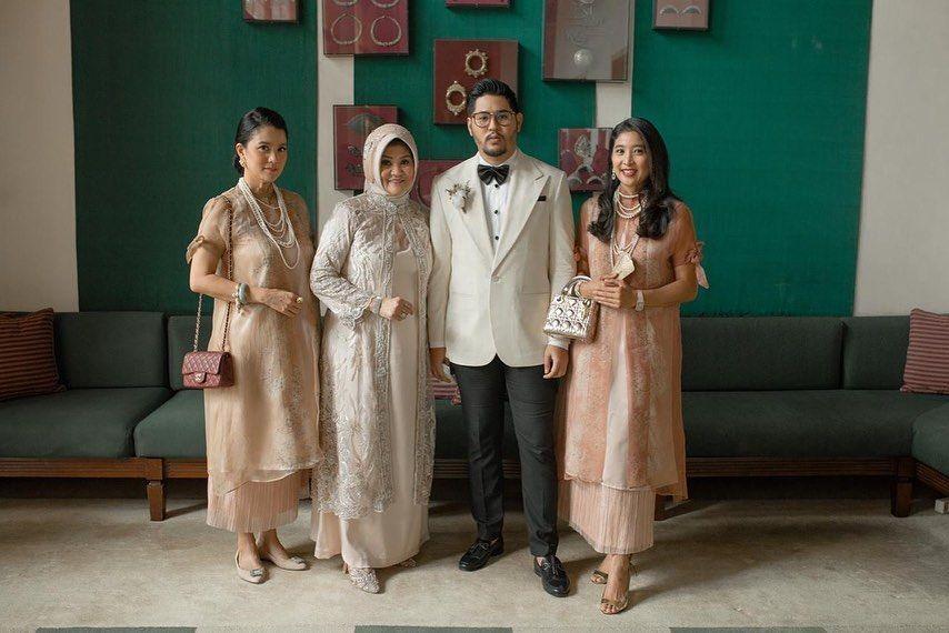 10 Ide Outfit Kondangan ala Keluarga Zalianty, Baju Kembarannya Modis!