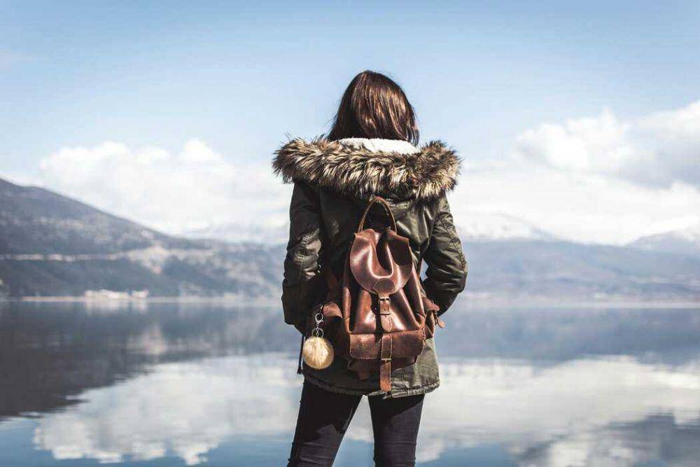 ilustrasi perempuan menghadap danau (unsplash.com/Jason Blackeye)