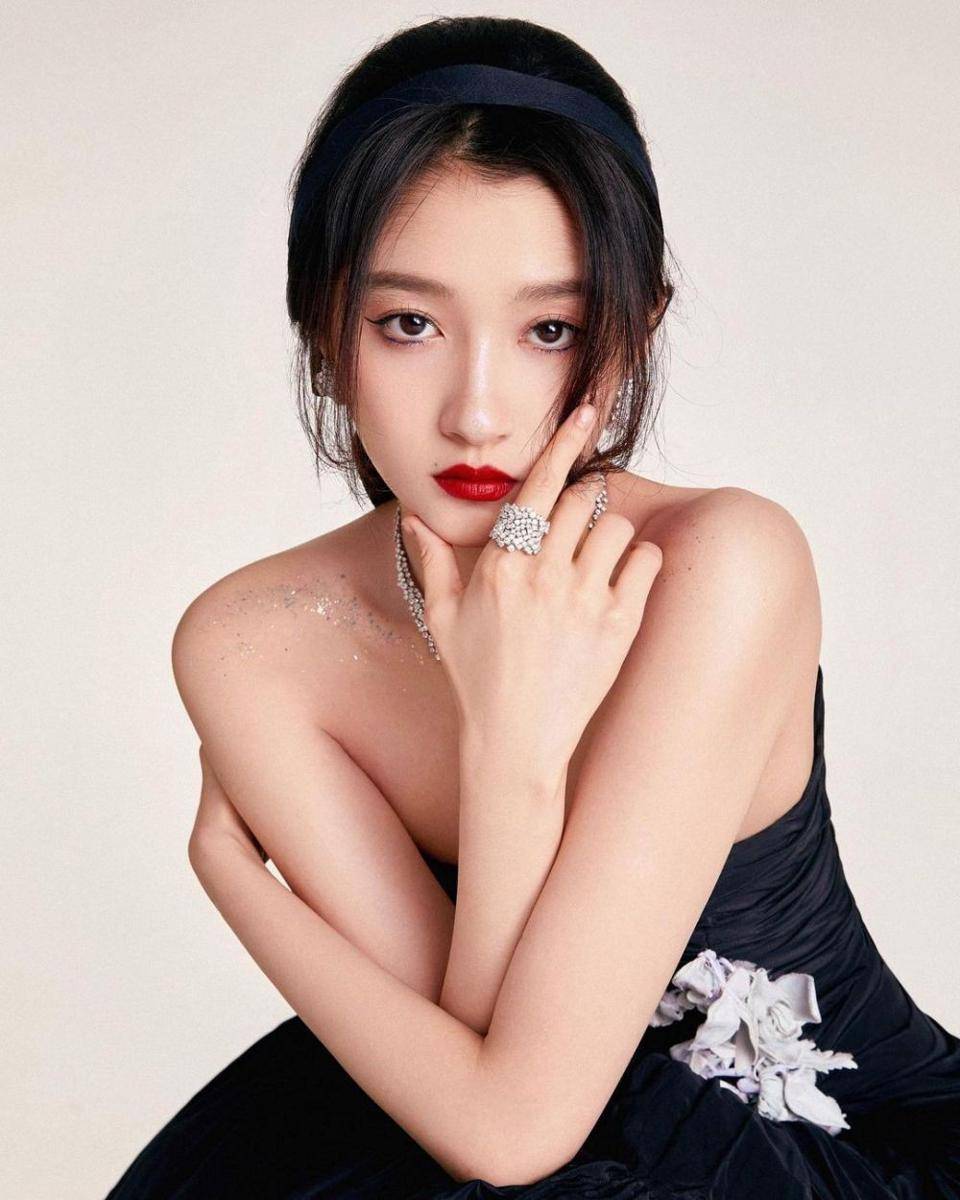 Guan Xiaotong (instagram.com/stronger917)