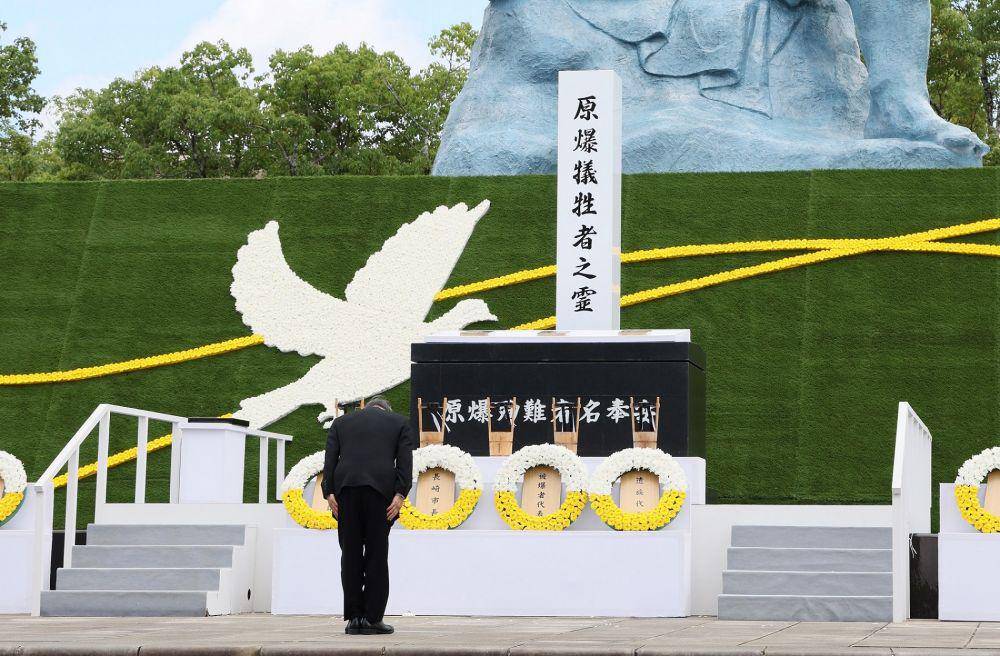 Perdana Menteri Suga menghadiri Upacara Peringatan Perdamaian Nagasaki untuk korban bom atom yang diadakan di Taman Perdamaian, Nagasaki (9/8/2021). (kantei.go.jp)
