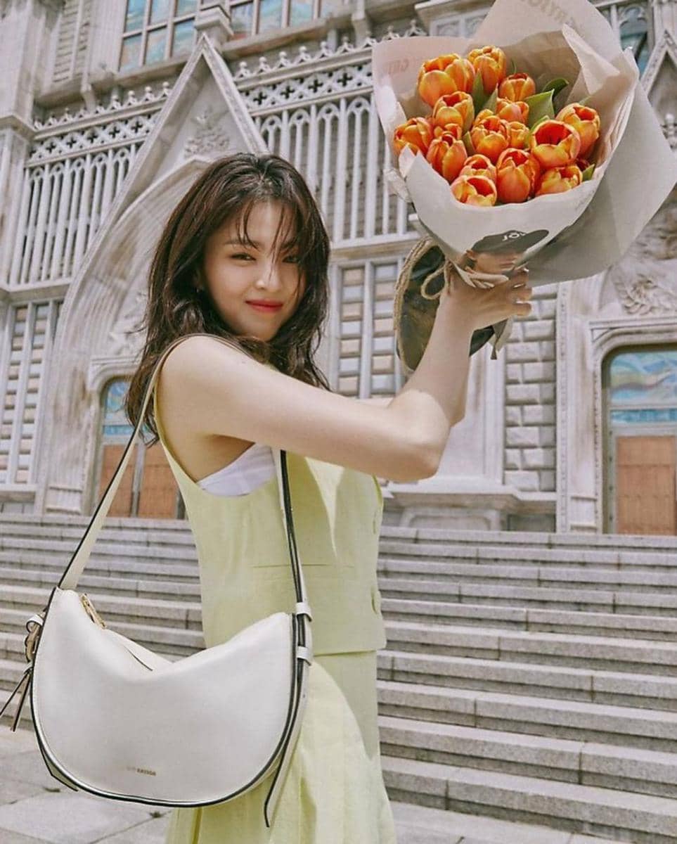 9 Momen Menawan Han So Hee dengan Sleeveless Outfit