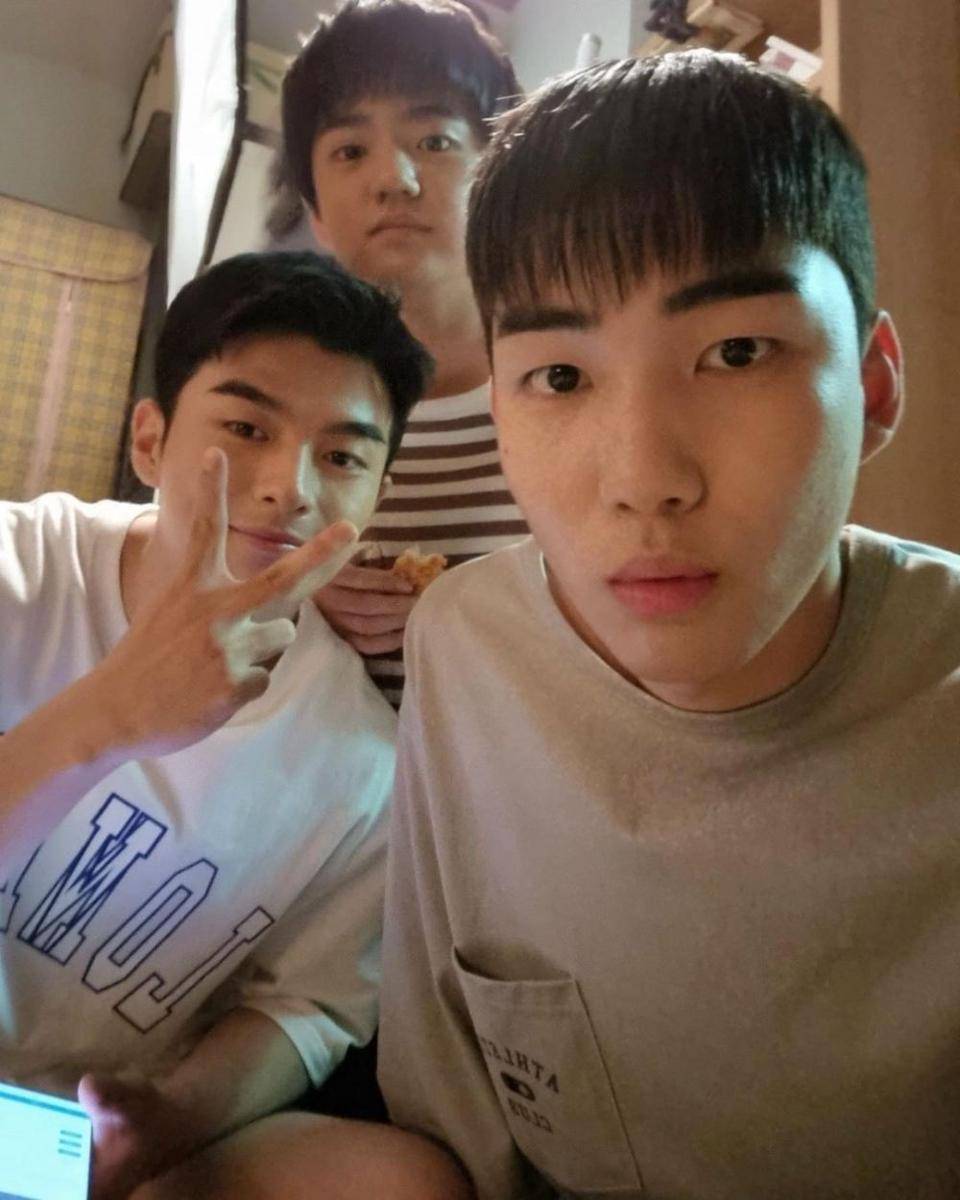 Pemain Racket Boys di balik layar (instagram.com/t_js0813)