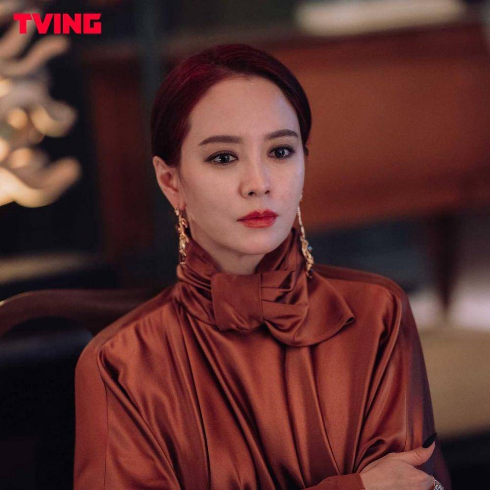 Song Ji Hyo dalam drama The Witch's Diner (instagram.com/tving.official)