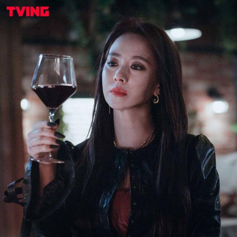 Song Ji Hyo dalam drama The Witch's Diner (instagram.com/tving.official)